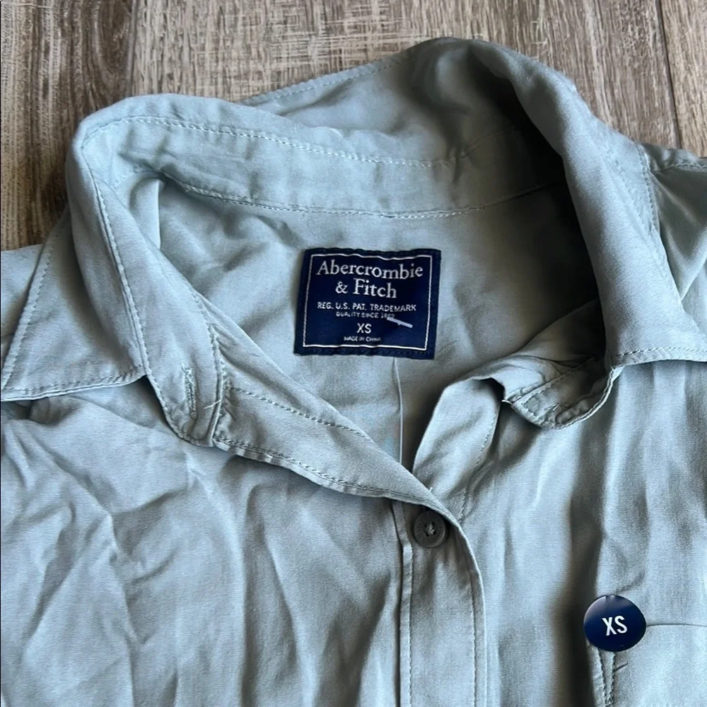 Abercrombie & Fitch Women’s Light Green Button Down Shirt - Picture 2 of 4